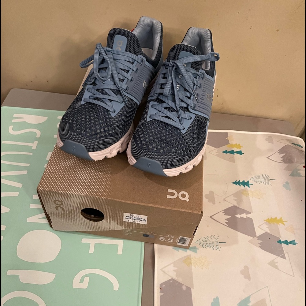 On Running Cloudswift Size 6.5… worn once! Color is Lake/Sky